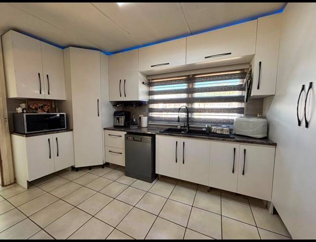 3 BEDROOM HOUSE FOR SALE IN MARTINDALE